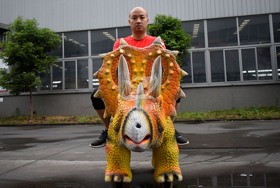 三角龍電瓶車，商場(chǎng)騎的三角龍，三角龍溜溜車