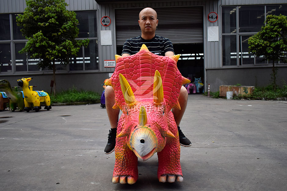 三角恐龍恐龍車，商場(chǎng)騎的三角龍，三角龍童車