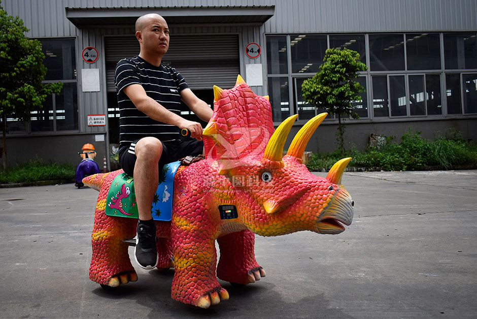 三角恐龍恐龍車，商場(chǎng)騎的三角龍，三角龍童車