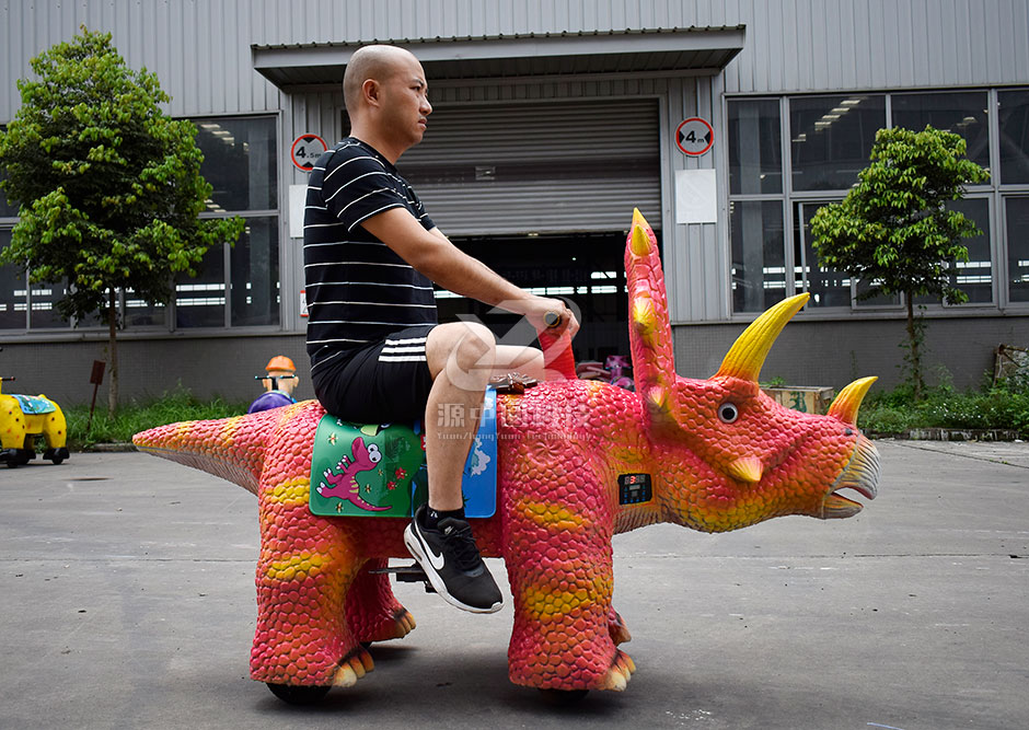 三角恐龍恐龍車，商場(chǎng)騎的三角龍，三角龍童車